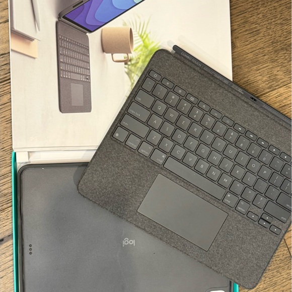 Logitech Combo Touch detachable keyboard case with trackpad and Smart Connector - Picture 3 of 11